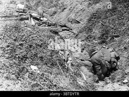 Ein deutscher Maschinenschützer, der bis zum letzten Mal an seiner Waffe festgehalten hat und unter den vorrückenden Australiern in der Nähe von Likon eine Reihe von Toten verursachte . 1918 Stockfoto