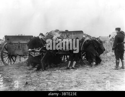 Frankreich transportiert schwere Artillerie . Stockfoto