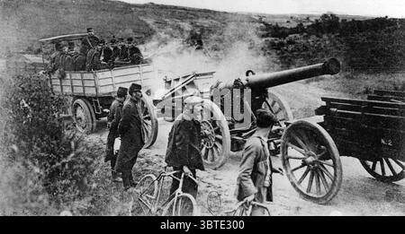 Französisches schweres Artilleriestück und sein langer 120-Traktormotor . Stockfoto