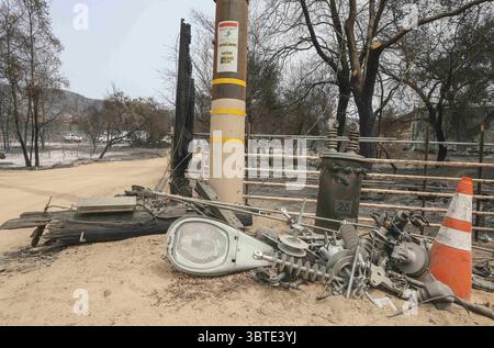 10. September 2020, San Diego, CA, USA: SAN DIEGO, CA. 10. SEPTEMBER: Ein Haufen von Strom- und Straßenbeleuchtungsgeräten am Straßenrand wurde durch den Valley-Brand im Lawson Valley am Donnerstag, 10. September 2020 in San Diego, CA. Beschädigt. Im Hintergrund (links) arbeiten Power Crews an der Restaurierung der Strom- und Straßenbeleuchtungsausrüstung. (Bild: © Eduardo Contreras/San Diego Union-Tribune Via ZUMA Wire) Stockfoto