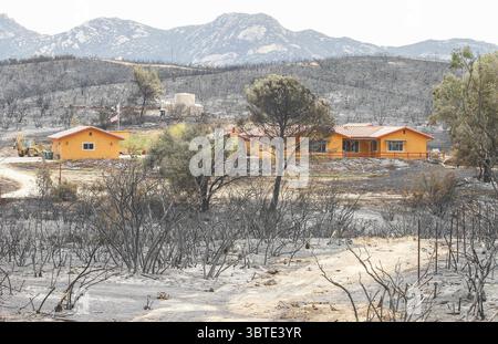 10. September 2020, San Diego, CA, USA: SAN DIEGO, CA – 10. SEPTEMBER: Ein Haus am Montiel Truck Trail überlebte das Valley Fire im Lawson Valley am Donnerstag, 10. September 2020 in San Diego, CA. (Bild: © Eduardo Contreras/San Diego Union-Tribune Via ZUMA Wire) Stockfoto
