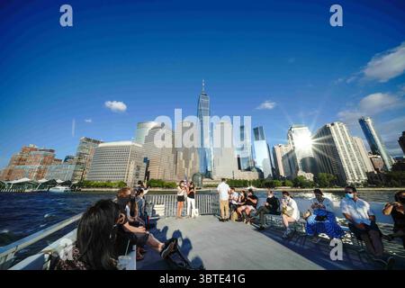 11. September 2020, New York, Vereinigte Staaten: Ein Blick auf die Skyline von Manhattan von einer Fähre in den Liberty State Park während der Gedenkfeier 9/11 im National September 11 Memorial and Museum. Die Zeremonie zum Gedenken an diejenigen, die bei den Terroranschlägen vor 19 Jahren getötet wurden, wird dieses Jahr geändert, um die Sicherheitsvorkehrungen rund um die COVID-19-Übertragung einzuhalten. (Credit Image: © John Nacion/SOPA Images via ZUMA Wire) Stockfoto