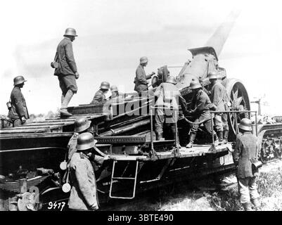 Deutsches Schwergewehr auf Schienenbefestigung in Aktion. Westfront. Stockfoto
