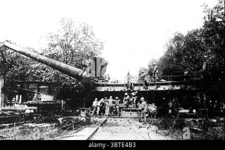 Schweres deutsches Geschütz montiert auf Eisenbahnwagen , Westfront . Stockfoto