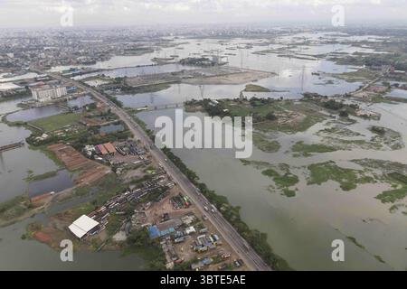 12. September 2020, Savar, Bangladesch: Ein Drohnenbild zeigt brickfields, die im Wasser in Savar, nahe Dhaka, Bangladesch, untergetaucht sind, 12. September 2020. (Bild: © Suvra Kanti das/ZUMA Wire) Stockfoto
