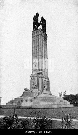 Ein Führer zum Fort von Loncin zum Gedenken an die Toten. Die Gruppe, die die Basis des Denkmals ziert, symbolisiert die Verteidigung von Lüttich und ist von dem berühmten Eid inspiriert, der die Garnison von Loncin zu seinem geliebten Anführer machte . 1914 Stockfoto