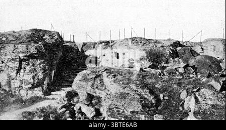 Ein Führer zum Fort von Loncin zum Gedenken an die Toten. Ruinen des Zentralmassivs, in dem 250 Helden begraben sind. 1914 Stockfoto