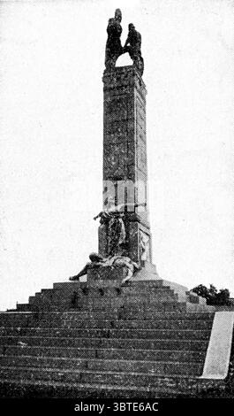 Ein Führer zum Fort von Loncin zum Gedenken an die Toten. Die Gruppe, die die Basis des Denkmals ziert, symbolisiert die Verteidigung von Lüttich und ist von dem berühmten Eid inspiriert, der die Garnison von Loncin zu seinem geliebten Anführer machte . 1914 Stockfoto