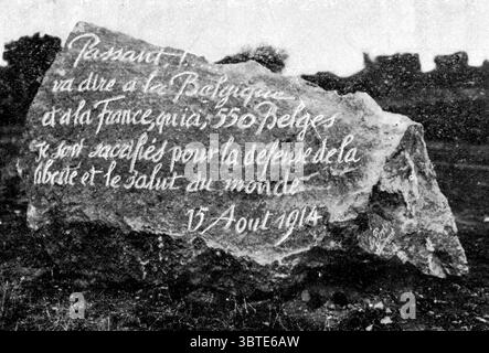 Ein Führer zum Fort von Loncin zum Gedenken an die Toten. In Stein eingravierte Inschrift, die die Worte des französischen Generals Maleterre 1914 wiedergibt Stockfoto