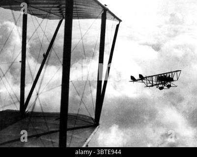 Erster Weltkrieg: Die italienische Luftwaffe fliegt mit einem Maurice Farman MF.11 Shorthorn, einem französischen Aufklärungs- und Leichtbomber-Doppeldecker. Moro, Mailand 1914 Stockfoto
