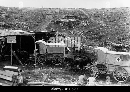 Mit der italienischen Armee an der italienischen Front. Ankunft von Verwundeten auf einer provisorischen Krankenhausstation. 1917 Stockfoto