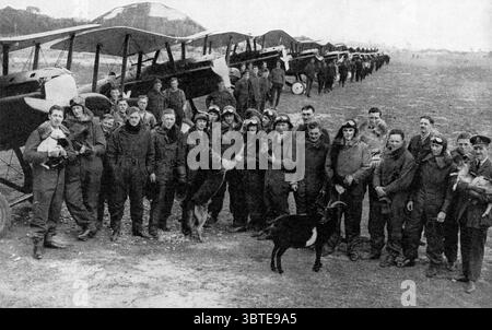 Die Piloten der britischen Royal Air Force aus dem Ersten Weltkrieg der No 85 Squadron werden auf dem St Omer Flugplatz in Frankreich gesehen, hinter dem die SE 5a stehen Stockfoto