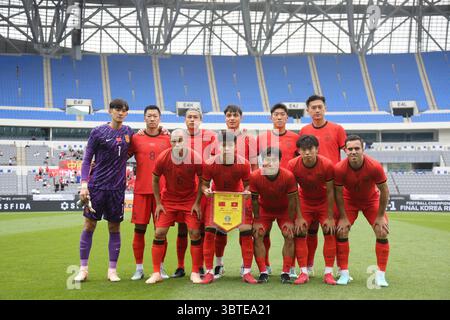 Yongin, Südkorea. Juli 2025. Spieler aus China posieren für ein Gruppenfoto vor dem Männerspiel zwischen China und Hongkong beim Finale der EAFF (Ostasiatischer Fußballverband) E-1 Football Championship 2025 in Yongin, Südkorea, am 15. Juli 2025. Quelle: Yao Qilin/Xinhua/Alamy Live News Stockfoto