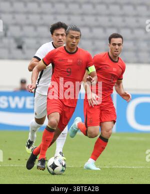 Yongin, Südkorea. Juli 2025. Zhang Yuning (Front) aus China tritt während des Herrenspiels zwischen China und Hongkong beim EAFF (Ostasiatischer Fußballverband) E-1 Football Championship 2025 Finale in Yongin, Südkorea, am 15. Juli 2025 auf. Quelle: Yao Qilin/Xinhua/Alamy Live News Stockfoto