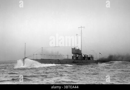U-Boot der Royal Australian Navy HMA AE1 nach Australien. 1914 war die HMAS AE1 ( ursprünglich nur AE1 ) ein U-Boot der E-Klasse der Royal Australian Navy ( RAN ) . Sie war das erste U-Boot , das in der RAN diente , und verlor am 14 . September 1914 nach weniger als sieben Monaten im Dienst auf See mit allen Händen in der Nähe von Ost-Neubritannien , Papua-Neuguinea . Das Wrack des U-Bootes wurde nie gefunden. Das AE1 wurde am 14 . November 1911 von Vickers Armstrong in Barrow-in - Furness in England niedergelegt , am 22 . Mai 1913 gestartet und am 28 . Februar 1914 in den RAN in Betrieb genommen . Af Stockfoto