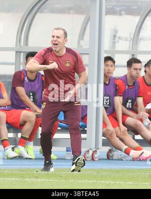 Yongin, Südkorea. Juli 2025. Dejan Djurdjevic (Front), Cheftrainer von China, wird während des Herrenspiels zwischen China und Hongkong beim Finale der EAFF (Ostasiatischer Fußballverband) E-1 Fußball-Meisterschaft 2025 in Yongin, Südkorea, am 15. Juli 2025 gesehen. Quelle: Yao Qilin/Xinhua/Alamy Live News Stockfoto