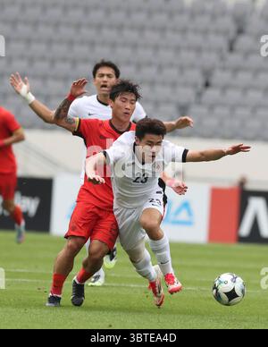 Yongin, Südkorea. Juli 2025. Xie Wenneng (C) aus China wetteiferte mit Sun Ming HIM (Front) im Spiel zwischen China und China Hongkong beim Finale der EAFF (Ostasiatischer Fußballverband) E-1 Fußball-Meisterschaft 2025 in Yongin, Südkorea, 15. Juli 2025. Quelle: Yao Qilin/Xinhua/Alamy Live News Stockfoto