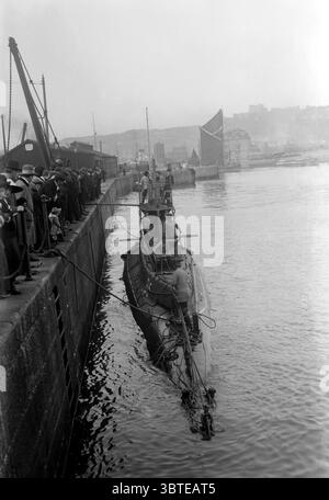 Britische Royal Navy . U-Boot B 5 legt im Hafen fest. 1914 HMS B5 war ein U-Boot der Royal Navy B-Klasse, das am 14. November 1905 in Vickers, Barrow-in-Furness gebaut wurde Stockfoto