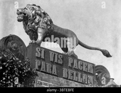 Britische Royal Navy . Motto auf HMS ausgezeichnet. "In Friedenszeiten bereiten Sie sich auf den Krieg vor " - Si Vis Pacem Para Bellum , Portsmouth , Hampshire , England . 1914 Stockfoto