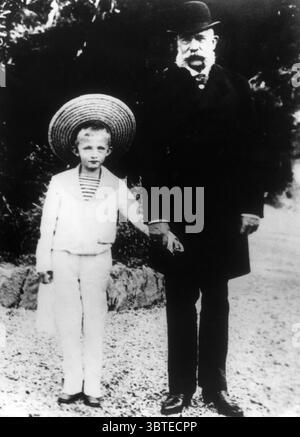 Kaiser Franz Joseph : 18. August 1830 - 21. November 1916, ältester Sohn des Erzherzogs Franz Karl ( des jüngeren Sohnes des Heiligen Römischen Kaisers Franz II. ) Und seiner Frau Prinzessin Sophie von Bayern, hier mit seinem großen Neffen, dem letzten Kaiser von Österreich, Karl Franz Joseph 1894 Stockfoto