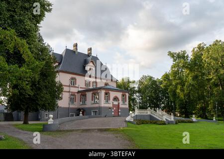 Das Hauptgebäude des Mooste Manor in Estland mit symmetrischer Architektur, Treppeneingang und ruhiger Umgebung, historischer Stätte Stockfoto