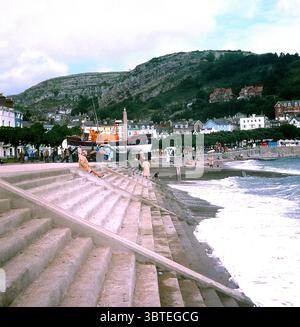 Wales der 1970er Jahre - Llandudno Küste mit RNLI Rettungsboot in der Ferne, 1979 Stockfoto