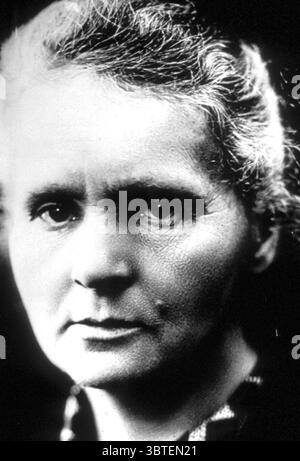 Marie Curie. Curie, Marie (auch Marja Curie, Manya Curie; Madame Curie; geb. Sklodowska) französischer Chemiker und Physiker; zusammen mit Pierre Curie entdeckte er Elemente Polonium 1898, Radium 1898; entdeckte Radioaktivität des Thoriums; erste Frau, die an der Sorbonne unterrichtet wird 1906; zusammen mit Andre Debierne, Mitentdeckung 1911 der reinen metallischen Form von Radium 1910; starb an Leukämie aufgrund langjähriger Forschungsexposition durch Radioaktivität; Nobelpreis in der Chemie im Jahr 1895; Nobelpreife Curie; Nobelpreisträger; Nobelpreisträger 1903 1867-1934 Stockfoto