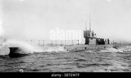 U-Boot der Royal Australian Navy HMA AE1 nach Australien. 1914 war die HMAS AE1 ( ursprünglich nur AE1 ) ein U-Boot der E-Klasse der Royal Australian Navy ( RAN ) . Sie war das erste U-Boot , das in der RAN diente , und verlor am 14 . September 1914 nach weniger als sieben Monaten im Dienst auf See mit allen Händen in der Nähe von Ost-Neubritannien , Papua-Neuguinea . Das Wrack des U-Bootes wurde nie gefunden. Das AE1 wurde am 14 . November 1911 von Vickers Armstrong in Barrow-in - Furness in England niedergelegt , am 22 . Mai 1913 gestartet und am 28 . Februar 1914 in den RAN in Betrieb genommen . Af Stockfoto