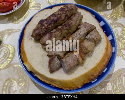 Gegrillter Rindershish Kebab und Hackfleischkebab werden heiß serviert, mit traditionellen Grillaromen und saftigen, rauchigen Texturen. Stockfoto
