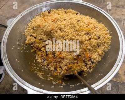 Traditionelles Samarkand Plov mit Reis, Karotten, Kichererbsen und süßen Rosinen - ein geschmackvolles und farbenfrohes usbekisches Gericht. Stockfoto