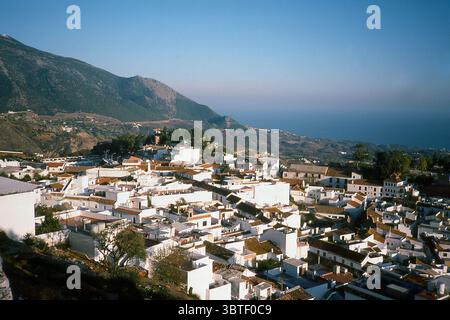 Spanien der 1980er Jahre - Blick auf das weiß getünchte Dorf Mijas Pueblo, Andalusien, mit dem Mittelmeer im Jahr 1983 Stockfoto