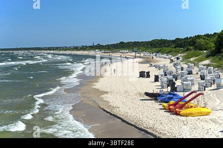 Am Sandstrand des Ostseebades Heringsdorf, Usedom, Mecklenburg-Vorpommern, Deutschland, sprudeln Wellen Stockfoto