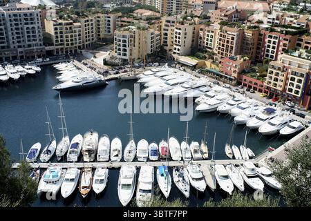 Hafen von Port Hercule, mit zahlreichen Yachten und Gebäuden der Stadt Monaco Stockfoto