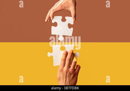 Menschliche Hände halten, Puzzleteile zusammenstellen. Zwei Hände versuchen, ein Puzzleteil zu verbinden Stockfoto