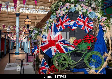 Großbritannien, England, Cumbria, Carlisle, Markthalle Innenraum, patriotische Blumenladen Fahrradausstellung, mit Gewerkschaftsflaggen Stockfoto