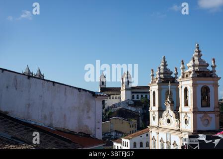 Salvador, Bahia, Brasilien - 18. Juni 2025: Blick von oben auf Kirchen und Kolonialhäuser in Pelourinho, dem historischen Zentrum der Stadt Salvador, B. Stockfoto