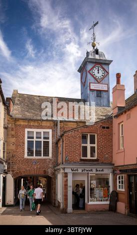 Großbritannien, England, Cumbria, Carlisle, St Albans Row, vietnamesisches Café unter dem Uhrturm von Bürgermeister Christopher Ling aus dem Jahr 1900 Stockfoto