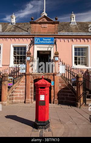 Großbritannien, England, Cumbria, Carlisle, Green Market, ein paar Schritte bis zum Touristeninformationszentrum im Alten Rathaus und Reproduktion Penfold Briefkasten Stockfoto