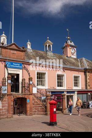 Großbritannien, England, Cumbria, Carlisle, Green Market, ein paar Schritte bis zum Touristeninformationszentrum im Alten Rathaus und Reproduktion Penfold Briefkasten Stockfoto