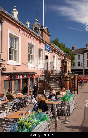 Großbritannien, England, Cumbria, Carlisle, Green Market, Espresso Hub Coffee Shop im Alten Rathaus Stockfoto