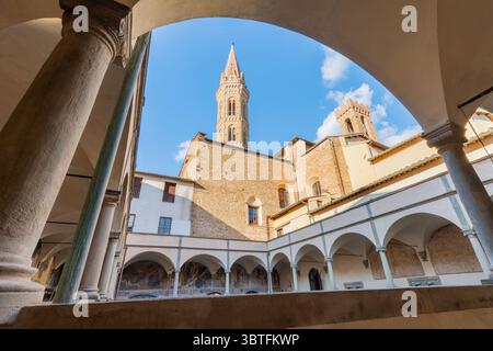 FLORENZ, ITALIEN - 17. MÄRZ 2025: Das Atrium des Badia Fiorentina-Gebäudes. Stockfoto