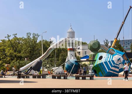 Moskau, VDNH, 10. Juli 2025, Kinderspielplatz in der Form einer Weltraumrakete und Kapseln Stockfoto