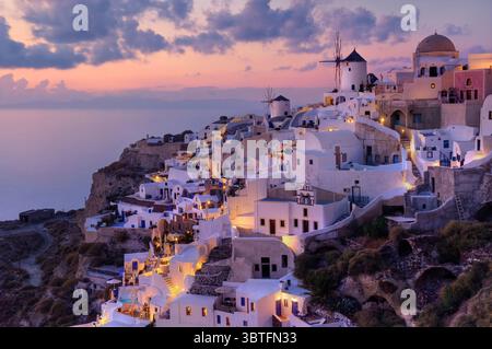 12. Februar 2012, Oia, Griechenland: Aus der Vogelperspektive von Santorin (Thira), Oia, Griechenland, während des malerischen Sonnenuntergangs. (Bild: © Airpano LLC/Amazing Aerial via ZUMA Wire) Stockfoto