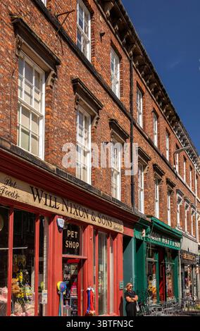 Großbritannien, England, Cumbria, Carlisle, Bank Street, Geschäfte in dreistöckigen frühen viktorianischen Gebäuden Stockfoto
