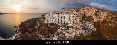 16. September 2012, Oia, Griechenland: Luftaufnahme der Stadt Thira während des Sonnenuntergangs, Santorin, Griechenland. (Bild: © Airpano LLC/Amazing Aerial via ZUMA Wire) Stockfoto