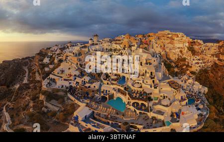 2. Februar 2013, Oia, Griechenland: Luftaufnahme der Stadt Thira während des Sonnenuntergangs, Santorin, Griechenland. (Bild: © Airpano LLC/Amazing Aerial via ZUMA Wire) Stockfoto