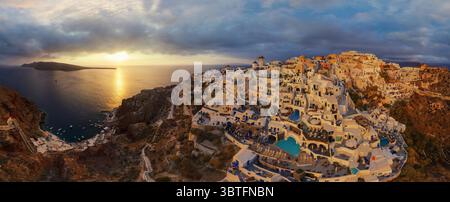 2. Februar 2013, Oia, Griechenland: Luftaufnahme der Stadt Thira während des Sonnenuntergangs, Santorin, Griechenland. (Bild: © Airpano LLC/Amazing Aerial via ZUMA Wire) Stockfoto