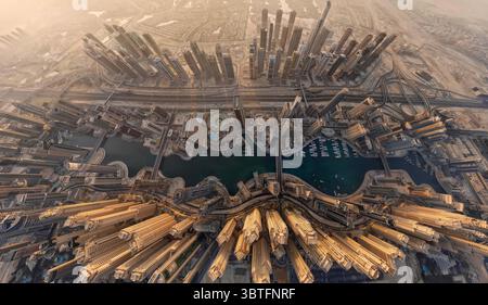 Oktober 2014, Dubai, VAE: Luftaufnahme über Dubai im Aufbau 2010, VAE (Kreditbild: © Airpano LLC/Amazing Aerial Via ZUMA Wire) Stockfoto