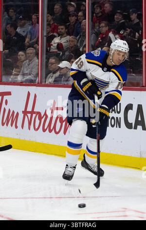 10. Oktober 2019: Jay Bouwmeester (19), Verteidiger der St. Louis Blues, übergibt den Puck während des NHL-Spiels zwischen den St. Louis Blues und Ottawa Senators im Canadian Tire Centre in Ottawa, Kanada. Daniel Lea/CSM (Kreditbild: &Copy; Daniel Lea/CSM via ZUMA Wire) Stockfoto