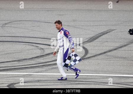 Brooklyn, Mi, USA. Juni 2025. DENNY HAMLIN (11) aus Chesterfield, VA gewinnt das FireKeepers Casino 400 in Brooklyn, MI. (Kreditbild: © Walter G. Arce Sr./ASP via ZUMA Press Wire) NUR REDAKTIONELLE VERWENDUNG! Nicht für kommerzielle ZWECKE! Stockfoto